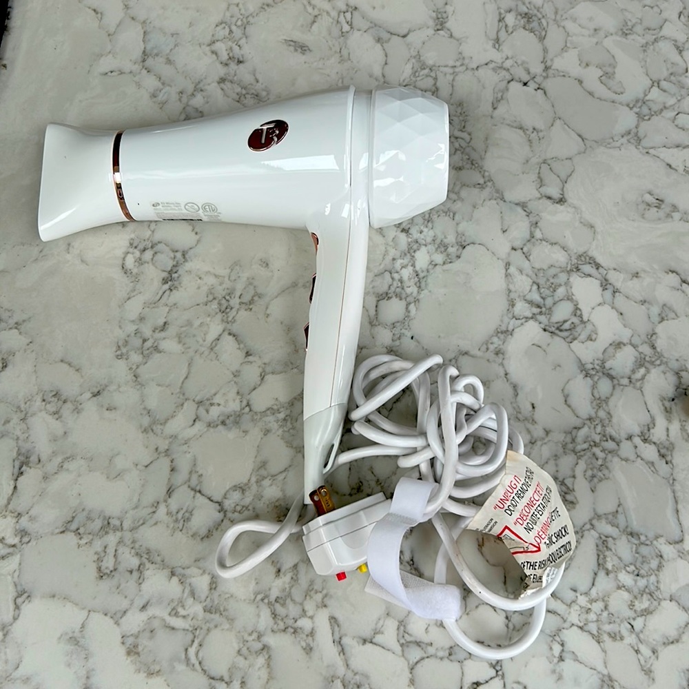 T3 micro featherweight professional hairdryer. Works perfect.